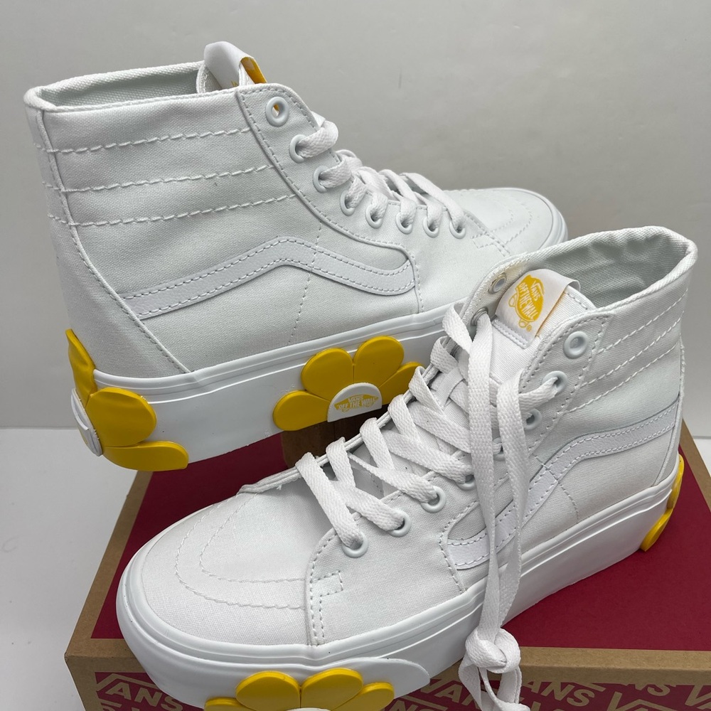 Vans Women's Sk8-Hi Tapered Stackform
True White
VN0A5JM1W00 Platform Sneakers - Picture 11 of 16